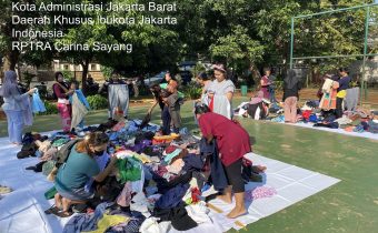 Bazar Baju Murah Meriah di RPTRA Carina Sayang Rawa Buaya Diserbu Warga