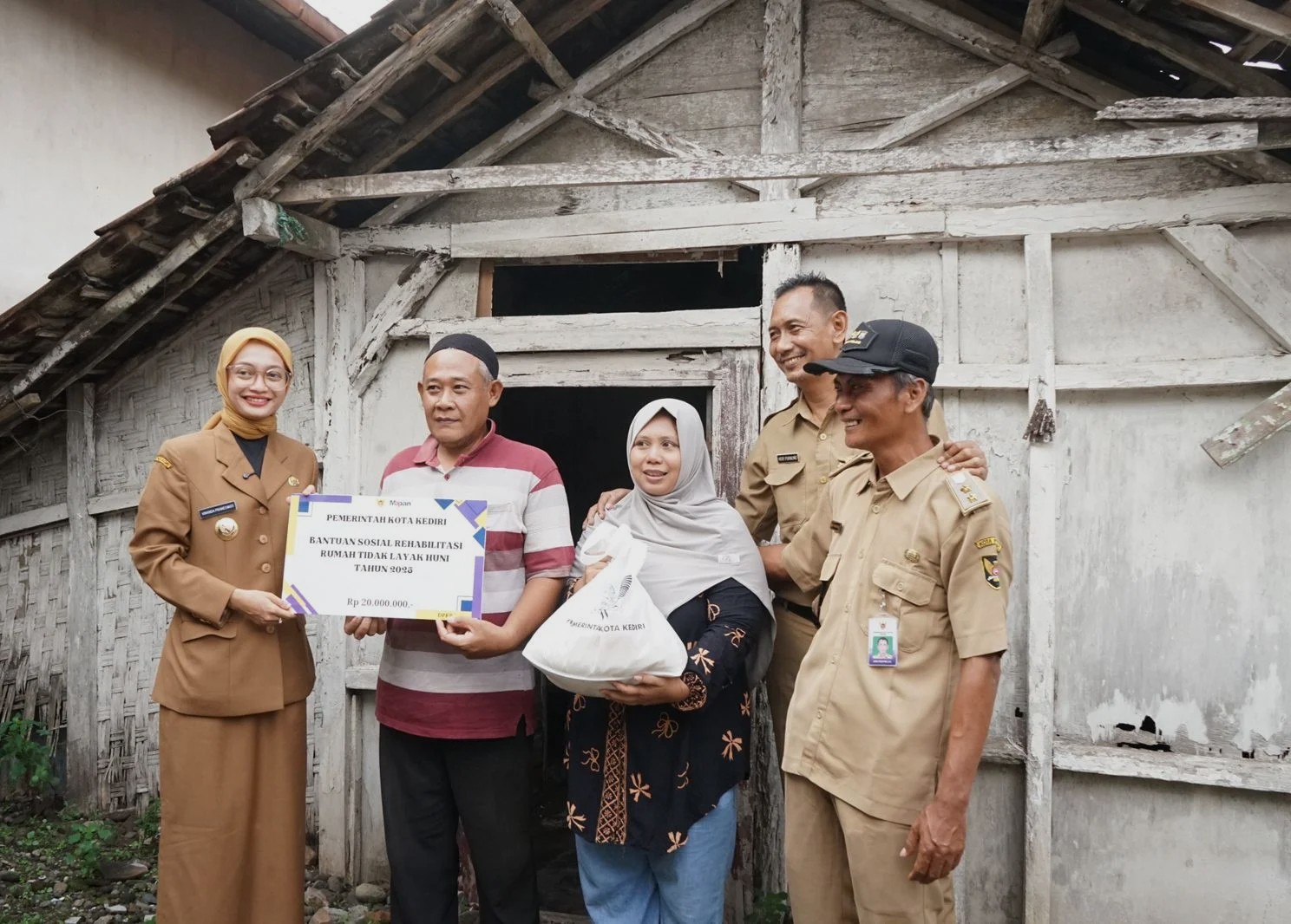 Bansos Program RLTH di Kota Depok