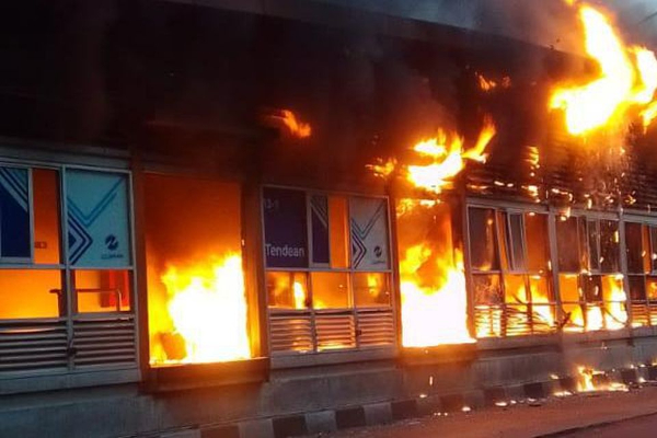 Layanan Transjakarta Lumpuh Imbas Aksi Massa, Sejumlah Halte Terbakar Dibeberapa Titik