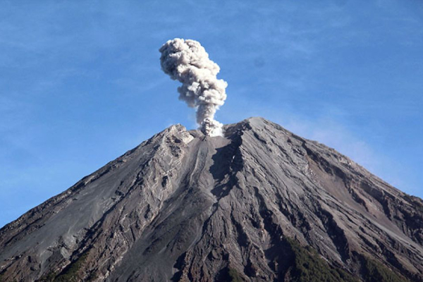 Gunung Semeru Erupsi 2 Kali, Tinggi Kolom Abu 1.000 Meter dari Kawah Puncak