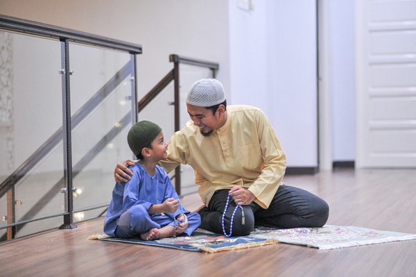 anak belajar sholat