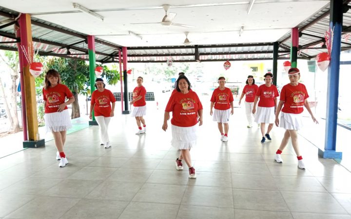 Ibu-Ibu Line Dance RPTRA Sugriwa Meriahkan HUT ke-80 RI dengan Semangat Merah Putih