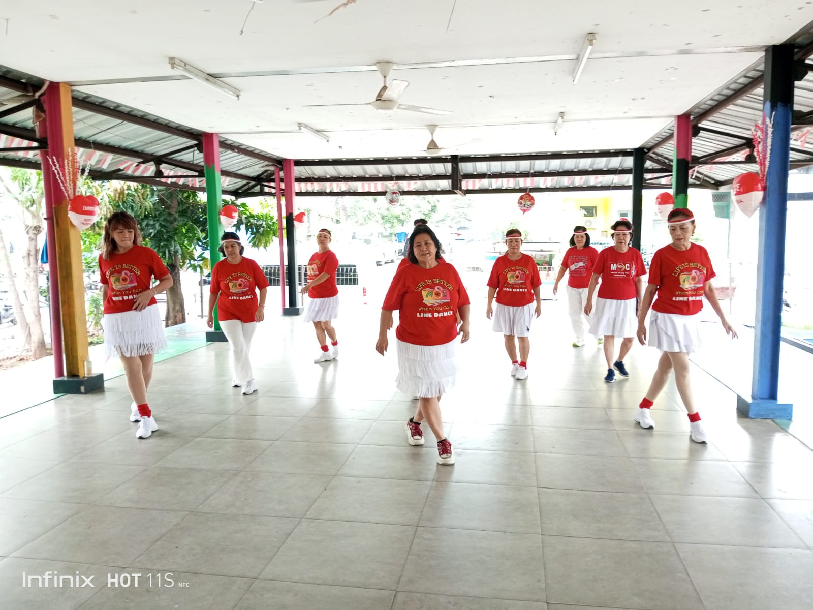 Ibu-Ibu Line Dance RPTRA Sugriwa Meriahkan HUT ke-80 RI dengan Semangat Merah Putih