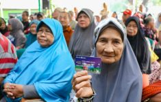 Pemprov DKI Jakarta Salurkan Bansos KLJ 2025 untuk Lansia