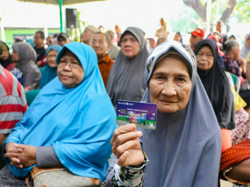 Pemprov DKI Jakarta Salurkan Bansos KLJ 2025 untuk Lansia