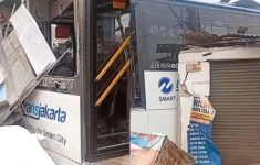 Bus Transjakarta Tabrak Ruko di Cakung Gegara Rem Blong, 6 Korban Dilarikan ke RS