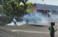 Jangan Digosok! Ini Hal yang Harus Dilakukan Saat Terkena Gas Air Mata Menurut Saran Dokter Mata