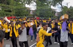 Kurir Antar Paket di Kerumunan Demo Depan DPRD Kalimantan Selatan, Netizen: Tolong COD Siapa!