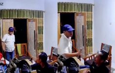 Viral! Mantan Anggota DPRD Pesawaran Aniaya Wartawan Terekam CCTV, Korban Dipukul hingga Diludahi Pelaku
