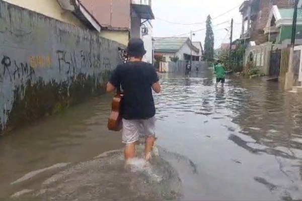 27 RT Terendam Banjir Jakarta Akibat Hujan Deras dan Luapan Kali, Ketinggian Air Capai 110 Cm