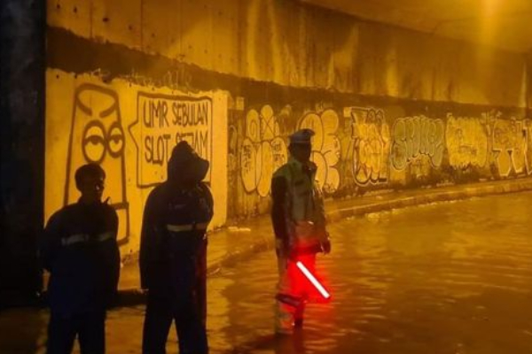 Ditutup Sementara! Jalan Exit Tol JORR Meruya Banjir, Ketinggian Capai 70 Cm