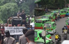 Protes Gegara Pembatasan Usia Angkot di Bogor, Massa Geruduk Balai Kota