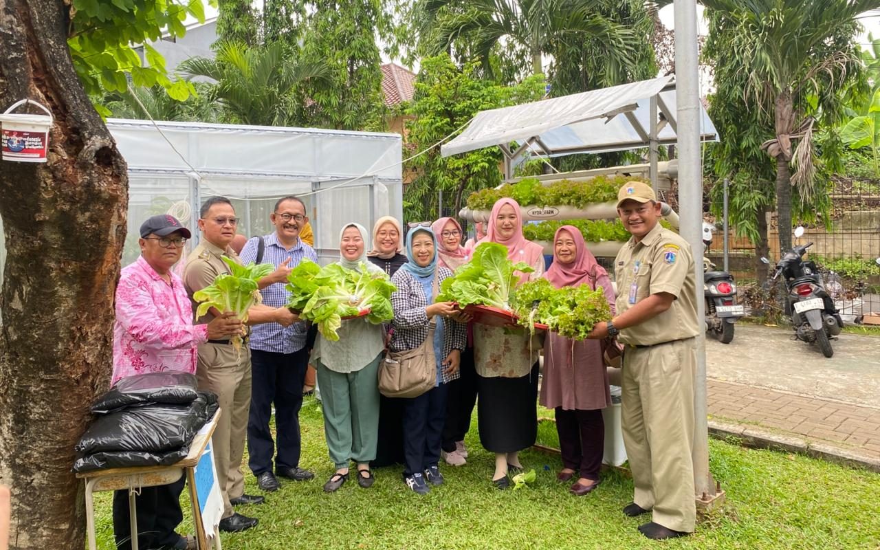 RPTRA Manuver Sukses Gelar Panen Hidroponik Perdana, Hasil Kolaborasi dengan Universitas Mercu Buana 2 WhatsApp Image 2025 10 21 at 05.54.15 e1761413226146