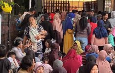 Antrean BLT Rp900 ribu di Bekasi membludak (Source: Disway)