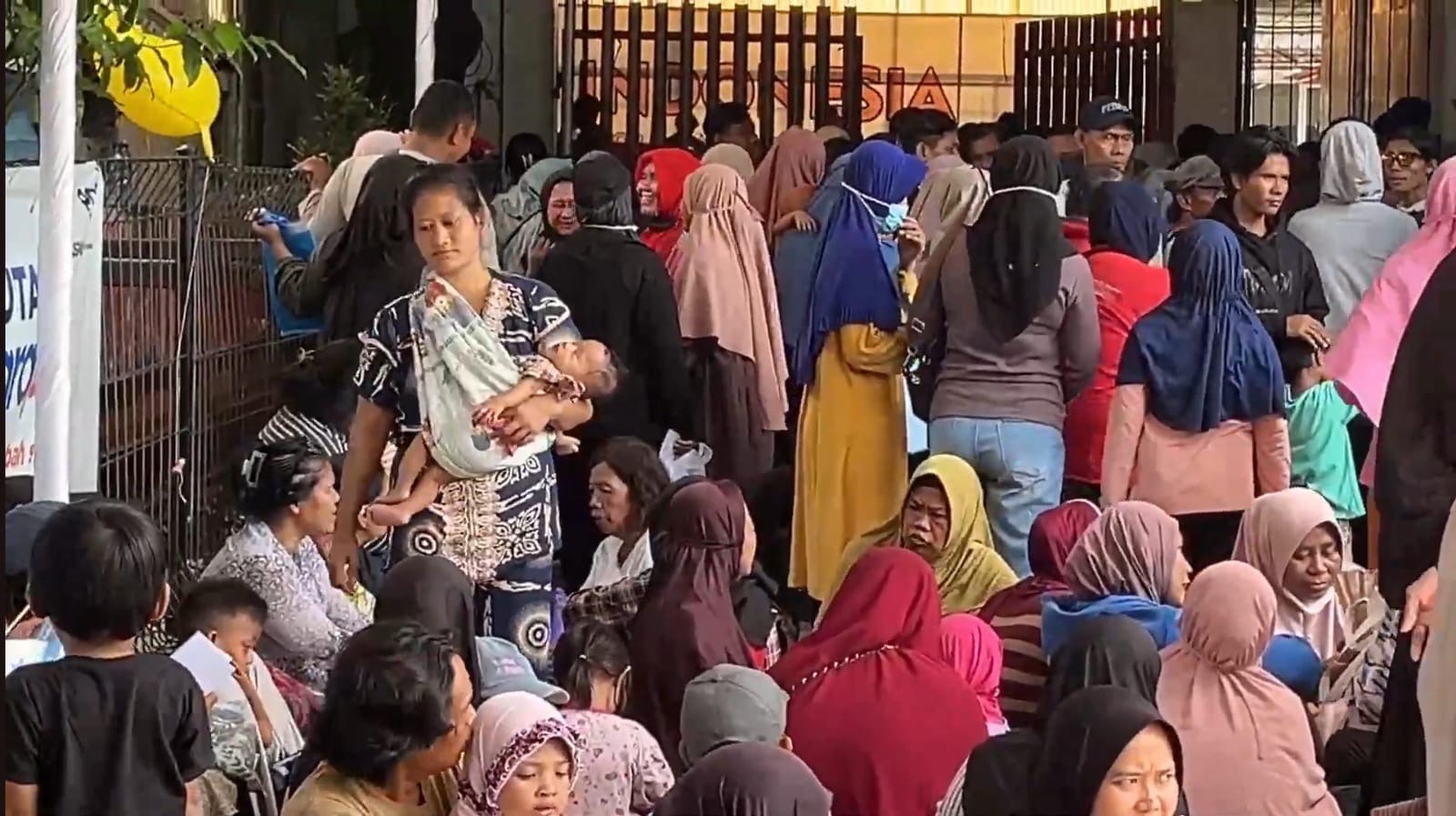 Antrean BLT Rp900 ribu di Bekasi membludak (Source: Disway)