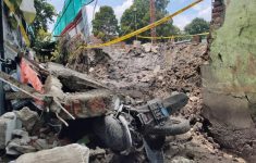 Tembok Sekolah di Palmerah Ambruk: 4 Motor dan 1 Tiang Listrik Tertimpa Reruntuhan