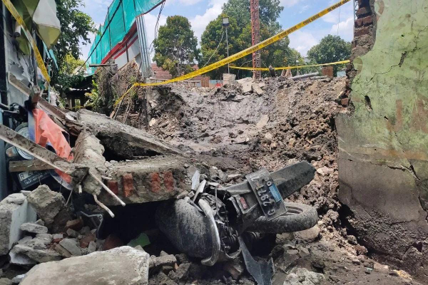 Tembok Sekolah di Palmerah Ambruk: 4 Motor dan 1 Tiang Listrik Tertimpa Reruntuhan