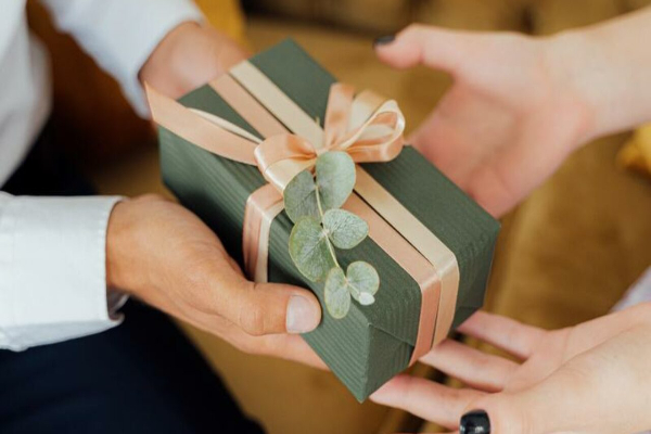 35 Rekomendasi Kado Hari Ayah yang Sederhana Namun Bermakna, Dijamin Anti Boncos!