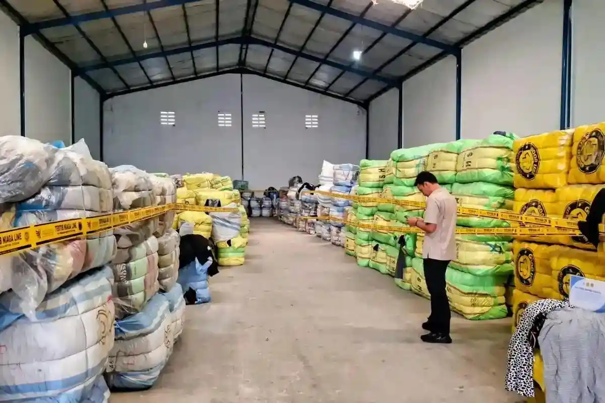 Ilustrasi balpres pakaian bekas yang diamankan (Source: Tribun News)