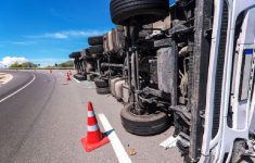 Ilustrasi kecelakaan truk (Source: Dialeksis)