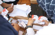 Ilustrasi warga sedang mengambil Kartu Layanan Gratis saat CFD. (Source: Berita Nasional)