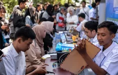 Industri Tangerang buka peluang kerja tanpa ijazah. (Source: BBC)