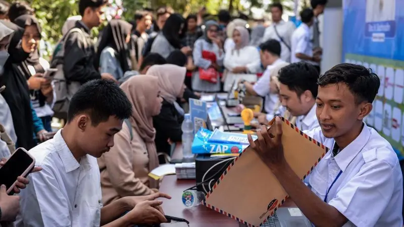 Industri Tangerang buka peluang kerja tanpa ijazah. (Source: BBC)