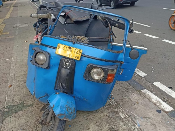 Kecelakaan Avanza vs Bajaj di Jalan Ahmad Yani, Jakarta Pusat. (Source: Polres Jakpus)