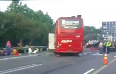 Kecelakaan beruntun yang melibatkan empat kendaraan di tol Cipali KM 73+200 arah Jakarta Rabu, (26/11/2025). (Source: Astra Tol Cipali)