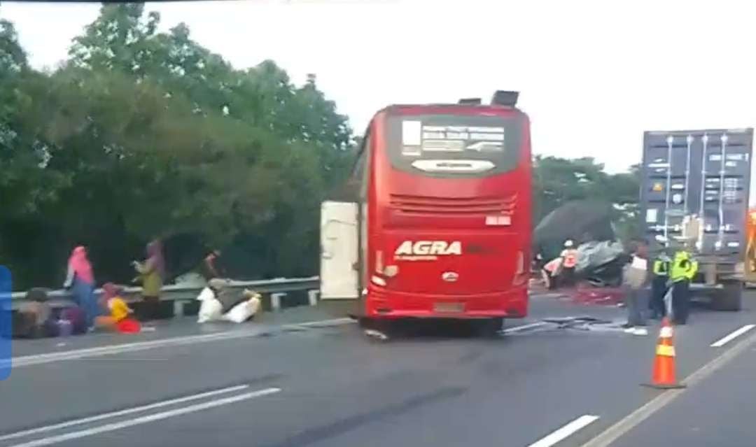 Kecelakaan beruntun yang melibatkan empat kendaraan di tol Cipali KM 73+200 arah Jakarta Rabu, (26/11/2025). (Source: Astra Tol Cipali)