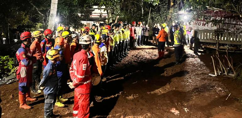 Longsor menerjang Cilacap (Source: Kuasa Kata)