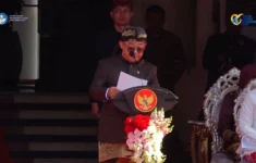 Menteri Pendidikan Dasar dan Menengah, Abdul Mu'ti saat menjadi pembina upacara peringatan Hari Guru Nasional 2025 di Balai Kota Surabaya. (Source: Youtube Kemdikdasmen)