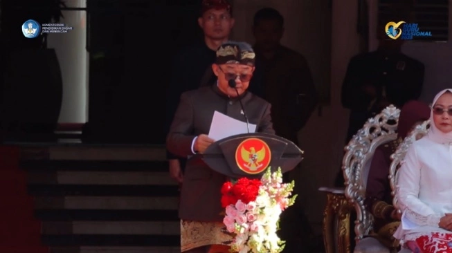 Menteri Pendidikan Dasar dan Menengah, Abdul Mu'ti saat menjadi pembina upacara peringatan Hari Guru Nasional 2025 di Balai Kota Surabaya. (Source: Youtube Kemdikdasmen)
