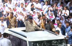 Penyambutan kedatangan Presiden Prabowo Subianto ke SMPN 4 Bekasi. (Source: TVRI News)