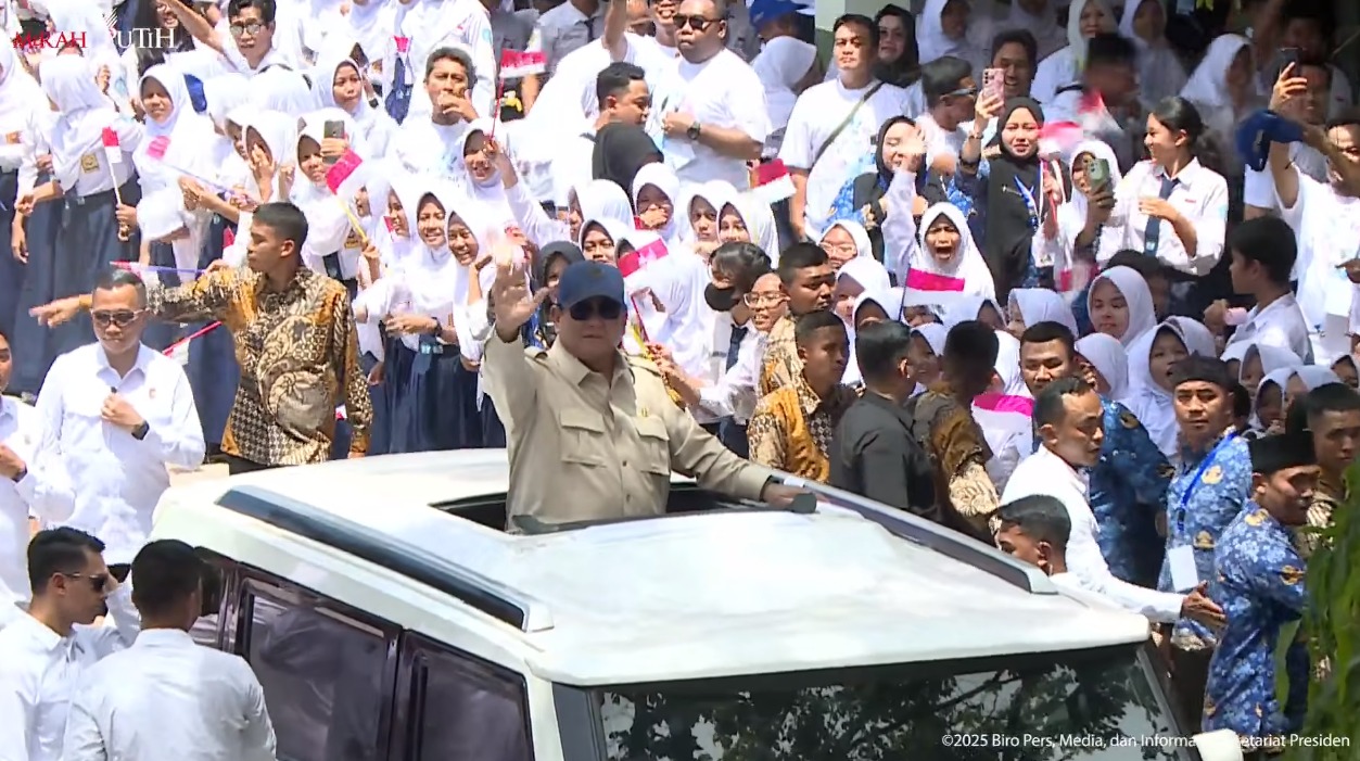 Penyambutan kedatangan Presiden Prabowo Subianto ke SMPN 4 Bekasi. (Source: TVRI News)