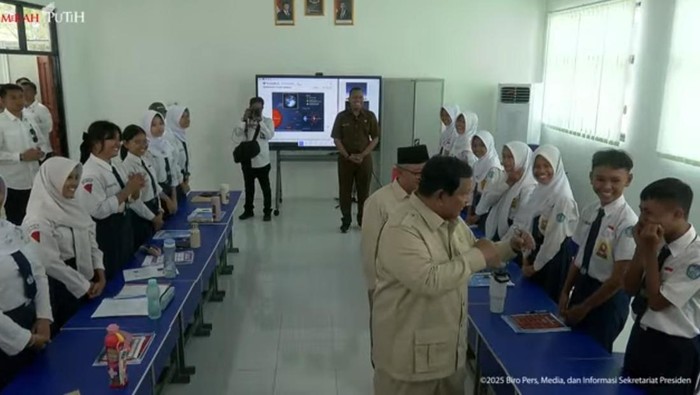 Presiden Prabowo Subianto di SMPN 4 Bekasi (Source: Youtube Sekretariat Presiden)