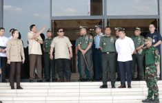 Presiden Prabowo Subianto saat menghadiri rapat Koperasi Desa Merah Putih di Mabes TNI Jakarta Selasa (25/11/2025). (Source: Setpres)