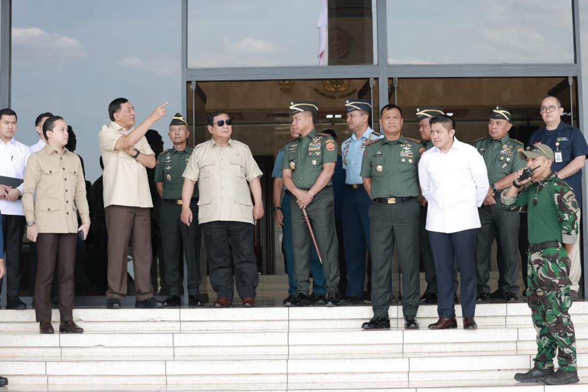 Presiden Prabowo Subianto saat menghadiri rapat Koperasi Desa Merah Putih di Mabes TNI Jakarta Selasa (25/11/2025). (Source: Setpres)