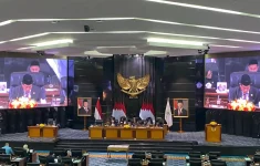 Rapat Paripurna di gedung DPRD Jakarta (Source: Warta Kota)