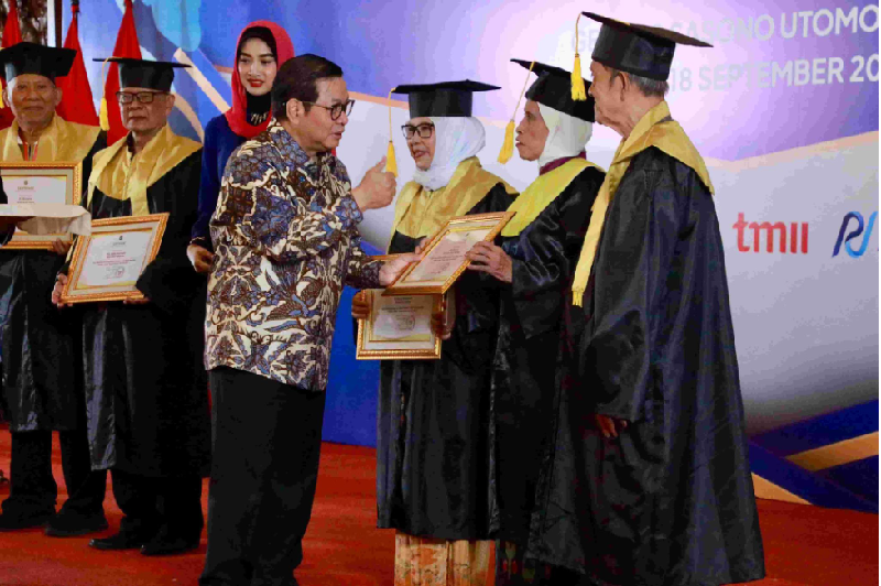 Wisuda Sekolah Lansia DKI Jakarta (Source: Dinas Komunikasi, Informatika dan Statistik DKI Jakarta)