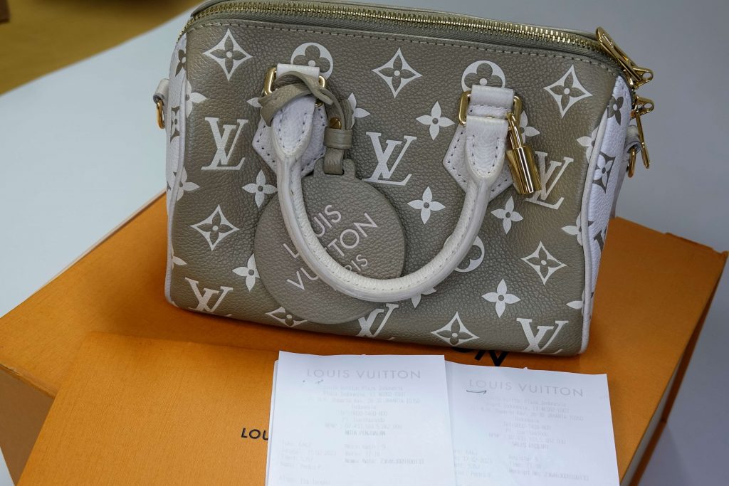 Daftar Barang yang Dilelang KPK Jaktim: Ikat Pinggang, Tas Dior hingga Louis Vuitton Mulai Rp19 Juta 4 dsc0428 690b33280851e368553354