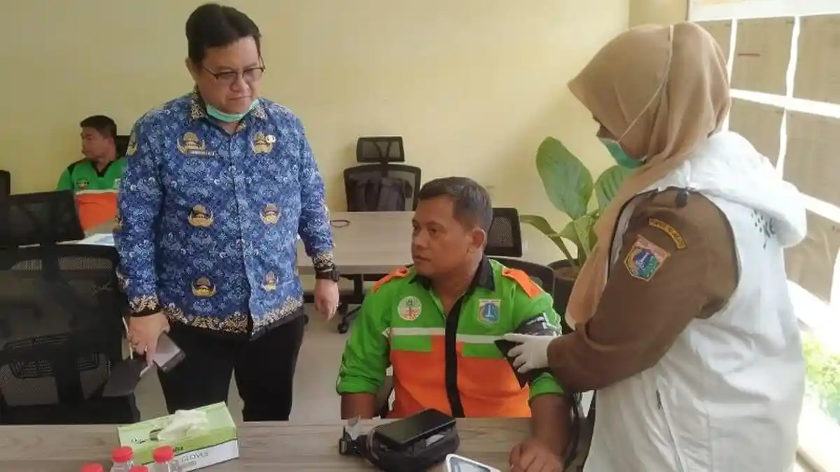 1.300 sopir truk sampah DKI jalani Cek Kesehatan Gratis di TPST Bantargebang. (Source: Tribun News)