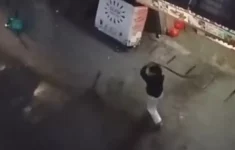 Aksi Tawuran Pemuda di Jakarta Barat Dibubarkan Warga, Galon Air Jadi Senjata Balasan. (Source: Tangkapan Layar Video)