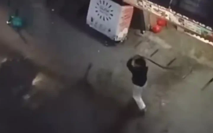 Aksi Tawuran Pemuda di Jakarta Barat Dibubarkan Warga, Galon Air Jadi Senjata Balasan. (Source: Tangkapan Layar Video)