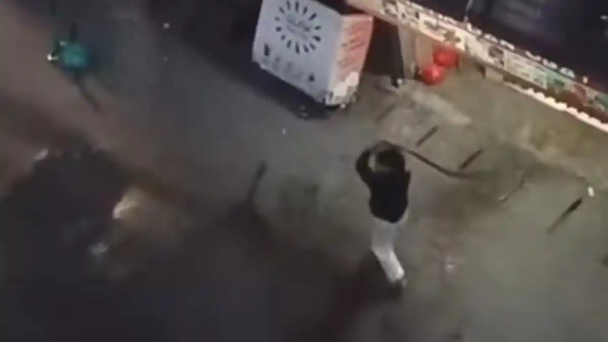 Aksi Tawuran Pemuda di Jakarta Barat Dibubarkan Warga, Galon Air Jadi Senjata Balasan. (Source: Tangkapan Layar Video)