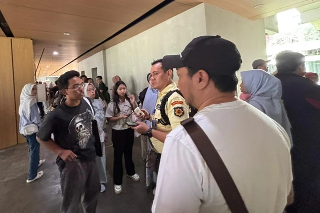 Antrean Planetarium Jakarta membludak. (Source: Kumparan)