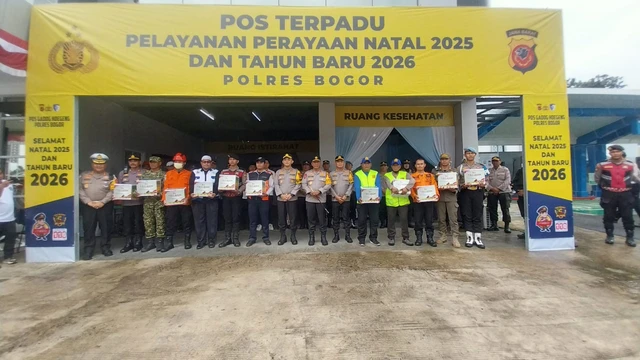 Arus Kendaraan ke Puncak Meningkat Drastis Saat Nataru, Kapolda Jabar Turun ke Lapangan. (Source: Kumparan)