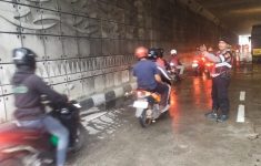 Debu semen berjatuhan di Underpass Mampang. (Source: Detik)