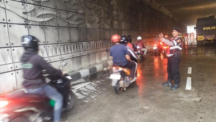Debu semen berjatuhan di Underpass Mampang. (Source: Detik)