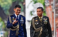 Dua Ajudan Presiden Prabowo yaitu Kolonel Inf Wahyo Yuniartoto (kanan) dan Kolonel Pnb Anton Pallaguna (kiri) Naik Pangkat. (Source: CNN)